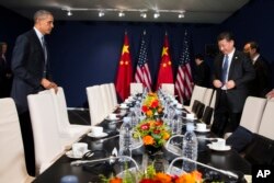 2015年11月30日美国总统奥巴马（左）和中国国家主席习近平在巴黎举行的联合国气候大会上举行会谈。