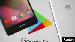 华为智能手机出现在谷歌Play标志前（2019年5月20日）