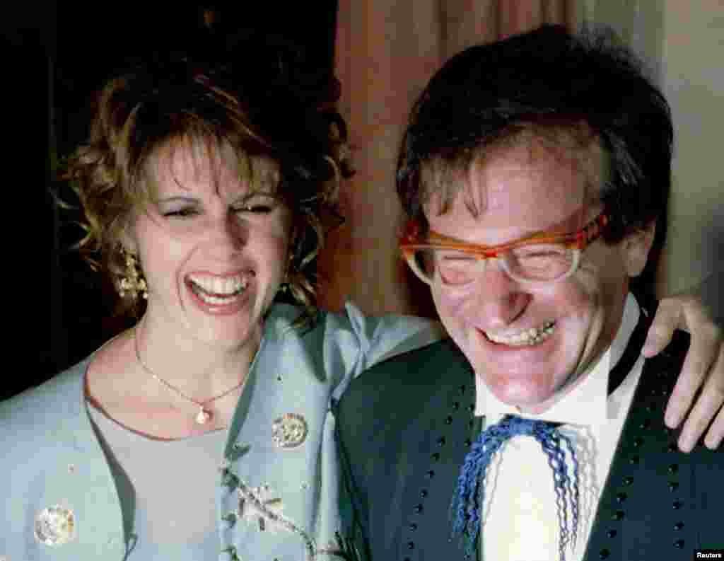 Actress Pam Dawber (L) shares a laugh with actor Robin Williams as they pose for photographers before the annual American Museum of the Moving Image Tribute dinner, Feb. 23, 1995, in New York. Williams and Dawber starred in the TV show &quot;Mork and Mindy.&quot;