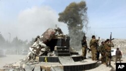 Piştî ku çekdarên bi piştgirîya Tirkîyê peykerê Kawa li Efrînê wêran kiriye, foto digirin