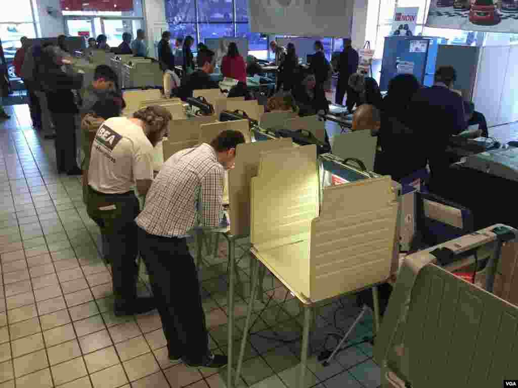 یک حوزه رای گیری دیگر در شیکاگو. انتخابات در ایالت های فلوریدا، اوهایو،&zwnj; کارولینای شمالی و میزوری برگزار شد.