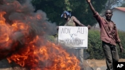 Des manifestants protestent contre le troisième mandat du président Pierre Nkurunziza au quartier Ngagara, à Bujumbura, Burundi, 3 juin 2015. ARCHIVES (AP Photo/Gildas Ngingo)
