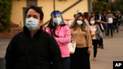 مردم در شهر لس آنجلس در صف آزمایش تشخیص کووید-۱۹ ایستاده اند. ۷ دسامبر ۲۰۲۰