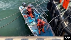 台湾海岸巡防署人员2024年6月9日在接近台北的淡水河沿岸逮捕了一名阮姓中国男子，并登上此人驾驶的快艇。（台湾海巡署照片）