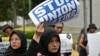 Beberapa aktivis perempuan membawa poster saat demo di Jakarta, 10 Desember 2019. (Foto: AFP)
