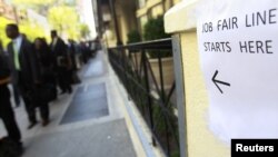 Warga AS yang mencari kerja antri dalam sebuah acara bursa lapangan kerja di kota New York (foto:dok) 
