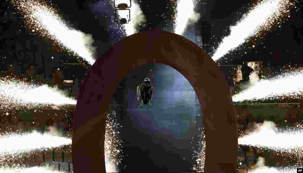 កីឡាករ​កៅអី​រុញ​លោក Aaron &#39;Wheelz&#39; Fotheringham ធ្វើ​ការ​លោត​បង្វិល​ខ្លួន​ឆ្លង​អក្សរ​ O ធំ​មួយ នៅ​អំឡុងពេល​ការ​សម្ពោធ​កីឡា​ប៉ារ៉ា​ឡិម​ពិក​​ក្រុង Rio ឆ្នាំ​២០១៦ នៅ​ឯ​កីឡាដ្ឋាន Maracana ក្នុង​ក្រុង Rio de Janeiro ប្រទេស​ប្រេស៊ីល កាល​ពី​ថ្ងៃ​ទី០៧ ខែ​កញ្ញា ឆ្នាំ​២០១៦។&nbsp;