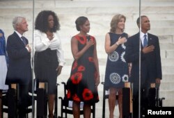 /ከግራ ወደቀኝ፤ ቢል ክሊንተን፣ ኦፕራ ዊንፍሬ፣ ሚሸል ኦባማ፣ ካሮላይን ኬኔዲ፣ ባራክ ኦባማ/ - ነኀሴ 22/2005 ዓ.ም ዋሽንግተን ዲ.ሲ - ሊንከን መታሰቢያ