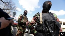 Pasukan Rusia menjaga kota Simferopol, di Krimea yang diambil alih oleh Rusia (27/3). 