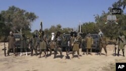 지난 2014년 공개된 기존 보코하람 최고 지도자 아부바카르 셰카우(가운데)의 모습. 나이지리아를 근거지로 2002년 결성된 극단주의 무장조직 보코하람은 2015년 ISIL에 충성을 맹세하고 서아프리카 지부로 활동하고 있다. 