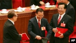 中共17大闭幕式上的江泽民、温家宝和曾庆红（右）