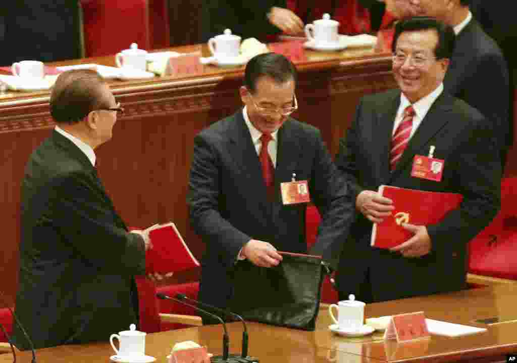 中共17大闭幕式上的江泽民、温家宝和曾庆红（右）。（2007年10月21日）