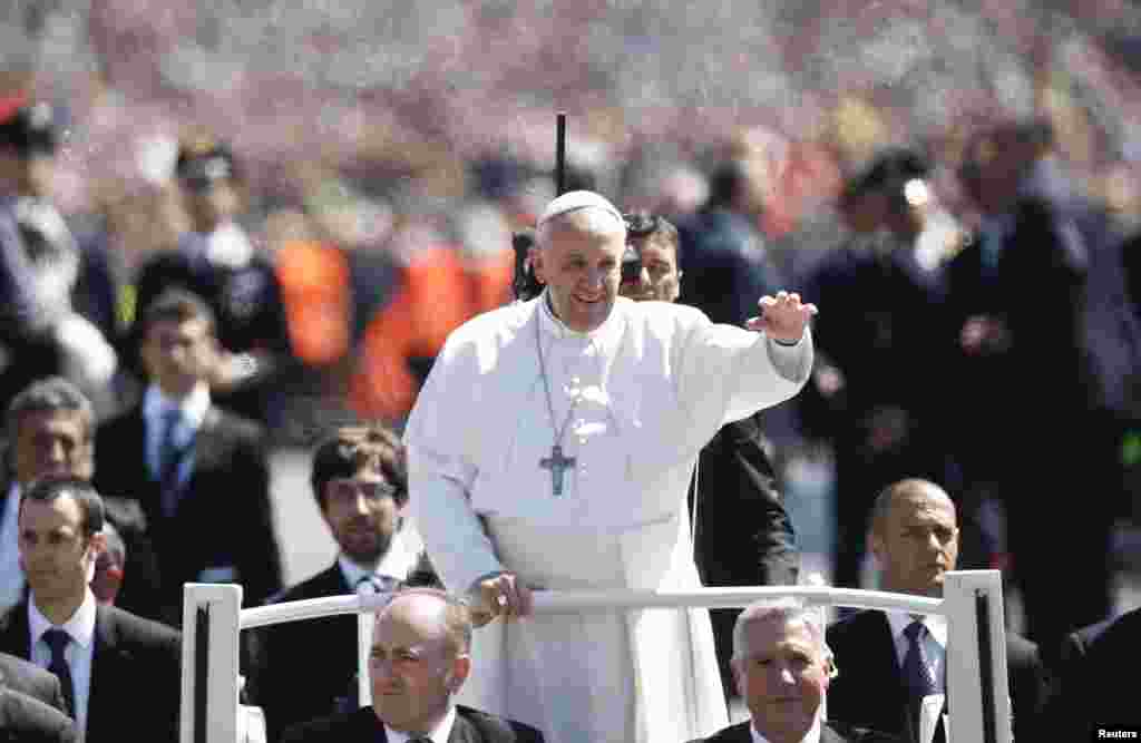 Pope Francis waves as he leads the Easter mass in Saint Peter&#39;s Square at the Vatican, April 20, 2014.&nbsp;
