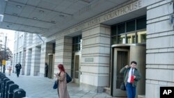 Moun mache devan tribinal federal E. Barrett Prettyman nan Washington, 24 Fevriye, 2025. 