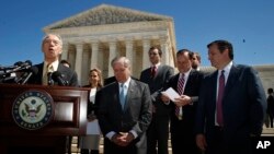 찰스 그래슬리(공화·왼쪽) 위원장과 린지 그레이엄(공화·가운데), 테드 크루즈(공화·오른쪽) 등 상원 법제사법위원들이 지난 29일 워싱턴 DC 대법원 앞에서 기자회견을 열어 닐 고서치 대법관 후보자 인준 계획에 대해 설명하고 있다. 