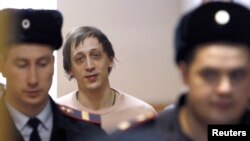 Mantan penari balet Bolshoi Pavel Dmitrichenko dal am pengadilan di Moskow (3/12).