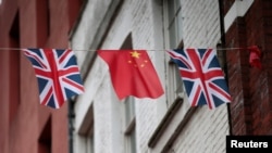 英国伦敦中国城悬挂的英中两国国旗 （资料照片）