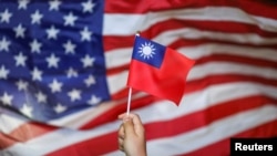 香港示威者高举台湾、美国国旗在尖沙咀的一次游行示威中(2019年10月10日)