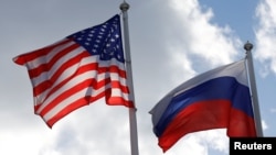 រូប​ឯកសារ៖ ទង់ជាតិ​រុស្ស៊ី​និង​អាមេរិក​ត្រូវ​បាន​បង្ហូត​នៅ​ជិត​រោងចក្រ​​រថយន្ត Ford Sollers ដែល​​បង្កើត​រួម​ដោយ​ក្រុមហ៊ុន​អាមេរិក​និង​រុស្ស៊ី ទី​ក្រុង Vsevolozhsk ប្រទេស​រុស្ស៊ី។