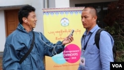 资料照片：美国之音藏语组记者坚赞曲达2018年采访一次会议。