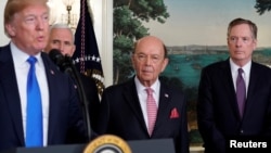 在签署因知识产权盗窃问题而对中国高科技产品征收关税的总统备忘录前，美国总统川普在副总统彭斯、美国商务部长罗斯和美国贸易代表莱特希泽陪同下在白宫讲话。（2018年3月22日）