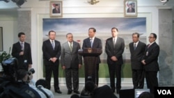 Sekretaris Partai Komunis China provinsi Guangxi, China, Peng Qinghua, di kantor Presiden di Jakarta, didampingi Menteri Perindustrian MS Hidayat (ketiga dari kiri) dan Menteri Perdagangan Gita Wirjawan (ketiga dari kanan). (VOA/Andylala Waluyo)