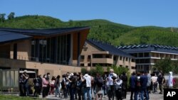 记者在张家口参观北京冬奥会的奥运村（2021年7月14日）