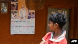 ছত্তিশগড় রাজ্যের তাতেম গ্রামে প্রধানমন্ত্রী নরেন্দ্র মোদির প্রতিকৃতির দিকে তাকিয়ে রয়েছে এক কিশোর। ফাইল ফটোঃ ১৬ এপ্রিল, ২০২৪।