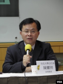台北大学教授陈耀祥(美国之音申华拍摄)