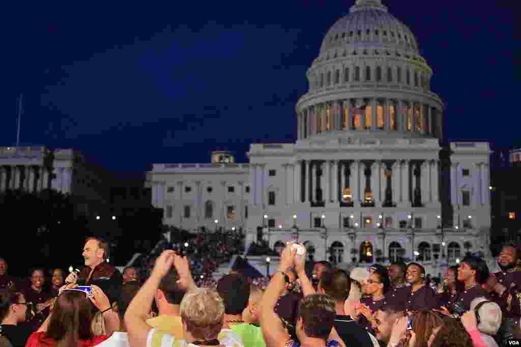 İnsanlar Müstəqillik Gününə həsr edilmiş mərasimə toplaşıb - 4 iyul, 2013 