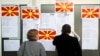 Građani Skoplja traže svoje ime na spisku za glasanje na današnjem referendumu (Foto: Reuters/Marko Đurica)