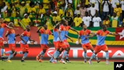 Les Léopards de la RDC exécutent des pas de la danse "Fimbu" (chicotte) après le troisième but marqué contre les Eperviers du Togo lors d’un match de la CAN 2017 Groupe D au stade Port-Gentil, Gabon, 24 janvier 2017.