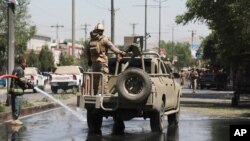 مامور امنیتی افغانستانی در حال ترک صحنه انفجار یک بمب کنار جاده در شهر کابل افغانستان - ۴ ژوئن ۲۰۲۱