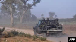 Wanajeshi wa Cameroon wakipiga doria Machi 21, 2019, nje ya kijiji cha Mosogo katika mkoa wa Far North wa nchi hiyo ambako wapiganaji wa Boko Haram jihadist wamekuwa wakishambulia tangu owaka 2013.
