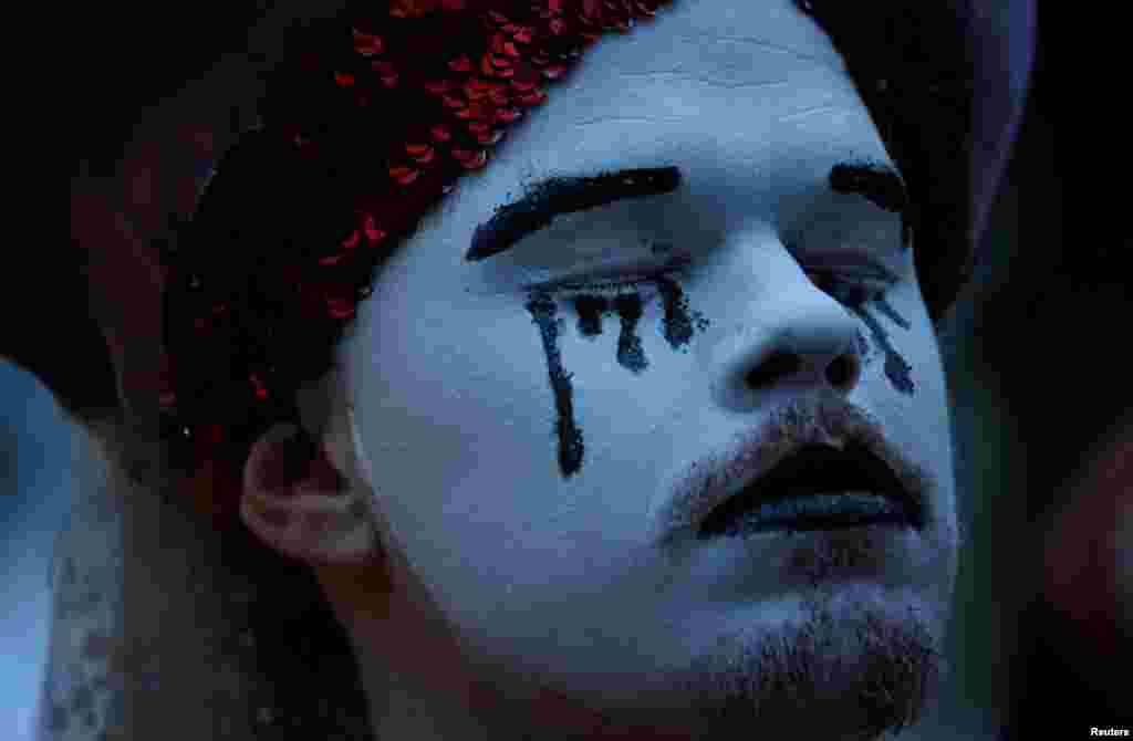 អ្នកបង Ray Dee O&#39;Active បិទ​ភ្នែក​នៅពេល​ដែល​អ្នកបង​ចូល​រួម​ក្នុង​ពិធីគម្រប់​ខួប​ពីរឆ្នាំ​ដើម្បី​រំឮក​ដល់​ការ​បាញ់​ប្រហារ​នៅ​ក្លឹប Pulse ក្នុង​ទីក្រុង​ Orlando រដ្ឋ​ធានី​វ៉ាស៊ីនតោន​កាលពី​ថ្ងៃទី​១២ មិថុនា ឆ្នាំ​២០១៨។