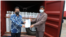 Perwakilan Indonesia menyerahkan bantuan oksigen ke India di pelabuhan Nhava Sheva, Selasa, 8 Juni 2021. (Foto: Kemlu RI)