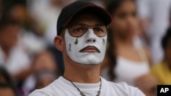 Un fan del equipo de fútbol Atlético Nacional de de Colombia en el homenaje realizado en el estadio Atanasio Girardot de Medellín en honor de los miembros del equipo Chapecoense que murieron en un accidente de aviación. 