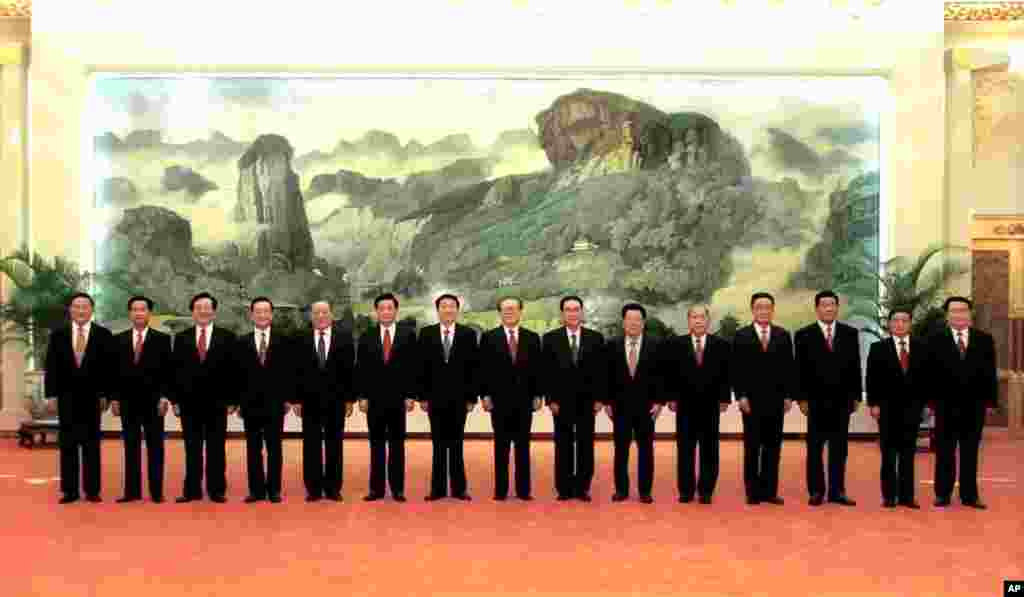 2002年11月15日，中共16大政治局常委和上一届常委合影。左起：罗干，吴光正，曾庆红，温家宝，李岚清，胡锦涛，朱镕基，江泽民，李鹏，李瑞环，尉健行，吴邦国，贾庆林，黄菊，李长春