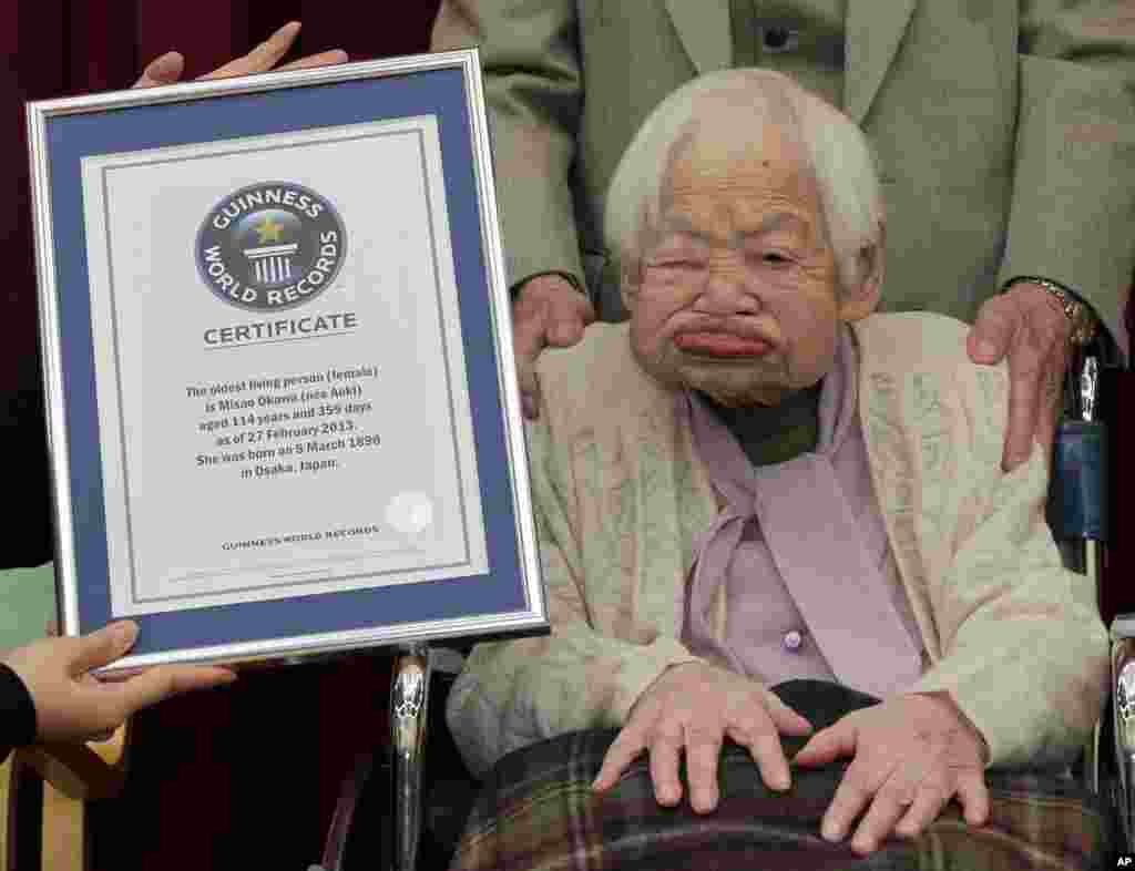 Misao Okawa, warga Jepang berusia 114 tahun menerima sertifikat wanita tertua di dunia, yang diberikan oleh Country Manager Guinness World Records Jepang, Erika Ogawa, di sebuah panti jompo di Osaka, Jepang barat.