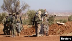 Des rebelles syriens s'avance vers la ville d'Al-Bab, dans le nord de la Syrie, le 26 octobre 2016. 