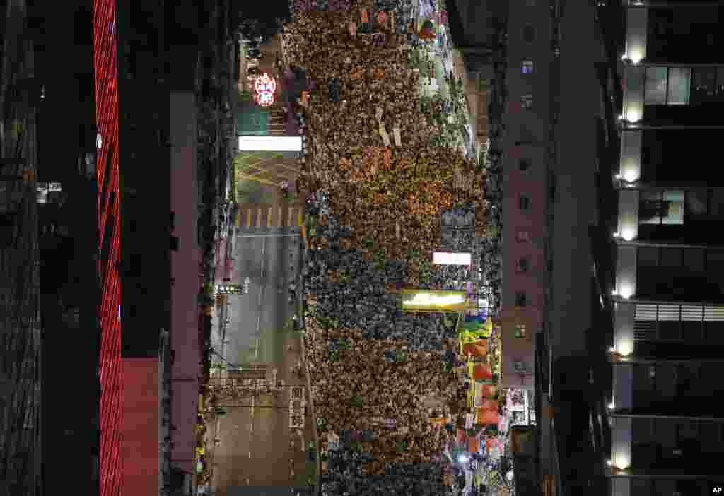 Warga Hong Kong melakukan unjuk rasa untuk menuntut demokrasi lebih besar.