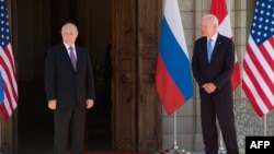 جو بایدن (راست) و ولادیمیر پوتین در ژنو، سوئیس - آرشیو