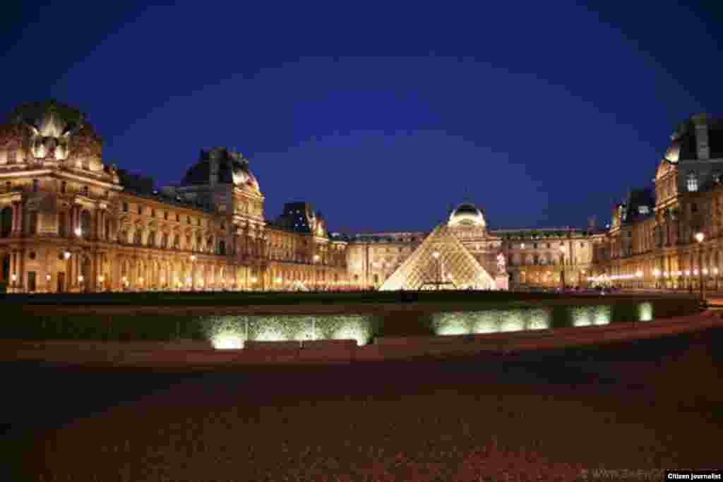 夜色中的卢浮宫