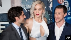 جنیفر لورنس در میان اسکار ایزاک (چپ) و جیمز مک‌آووی بازیگران فیلم «ایکس من» 