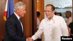 President Filipina Aquino menyalami Menhan AS Chuck Hagel di Istana Malacanang Manila (30/8). AS dan Filipina sepakat memperkuat kerjasama pertahanan kedua negara.