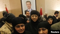 被叙利亚反政府武装扣押三个月的修女获释后抵达叙黎边界过境点。（2014年3月10日）
