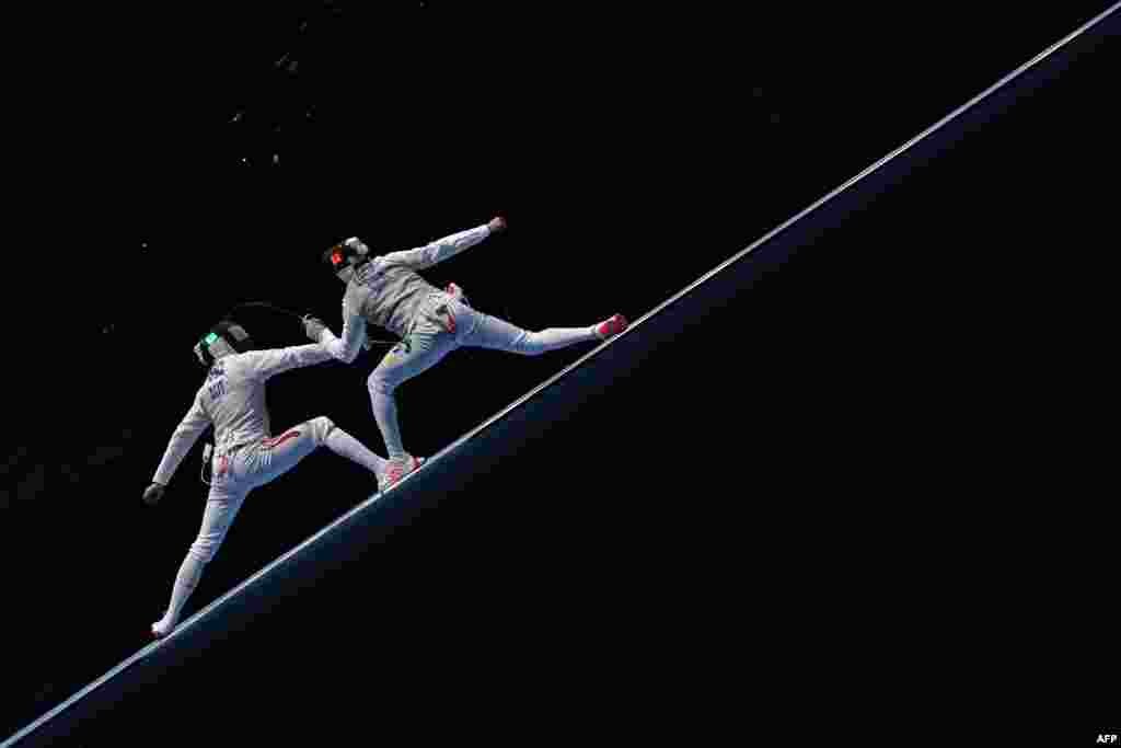 Austria&#39;s Rene Pranz (L) competes against Brazil&#39;s Guilherme Toldo during their men&rsquo;s individual foil qualifying bout as part of the fencing event of the Rio 2016 Olympic Games at the Carioca Arena 3, in Rio de Janeiro, Brazil.