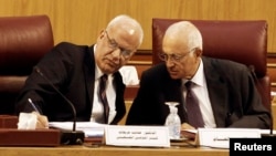 11일 이집트 카이로에서 열리고 있는 휴전협상에서 팔레스타인측 대표(왼쪽)가 나빌 엘아라비 아랍연맹 사무총장과 대화하고 있다.