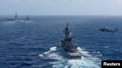 미 해군 로널드 레이건 핵 추진 항공모함과 항모강습단이 9일 한반도 남서쪽 오키나와 인근 해상에서 이동하고 있다. 레이건함은 16일부터 한반도 주변 해상에서 한국 해군과 연합훈련을 벌이고 있다.