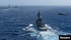 미 해군 로널드 레이건 핵 추진 항공모함(왼쪽)과 항모강습단이 9일 한반도 남서쪽 오키나와 인근 해상에서 이동하고 있다. 레이건함은 16일부터 한반도 주변 해상에서 한국 해군과 연합훈련을 벌이고 있다.